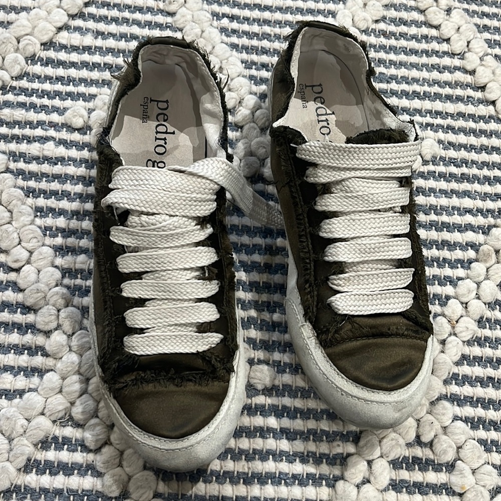 Pedro Garcia green Satin Low Top Sneakers
Sz 40.5